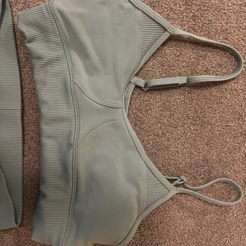 ALO Yoga Light Green Leggings and Top Set - Picture 2 of 6